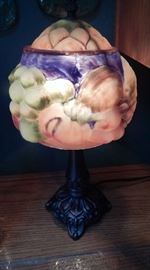 ELEGANT OPALESENT GLASS  SHADE LAMP.