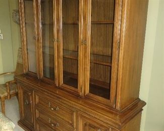 THOMASVILLE LIGHTED BREAKFRONT CHINA HUTCH THOMASVILLE FURNITURE COMPANY