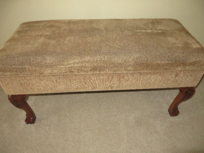 UPHOLSTERED BENCH
CLAW FEET ON CABRIOLE LEGS
