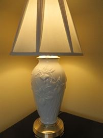 
VINTAGE STIFFEL LENOX MASTERPIECE PORCELAIN TABLE LAMP
IRIS FLORAL DESIGN
