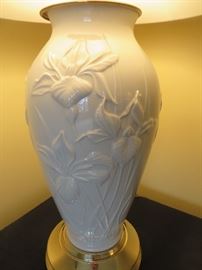 VINTAGE STIFFEL LENOX MASTERPIECE PORCELAIN TABLE LAMP
IRIS FLORAL DESIGN

