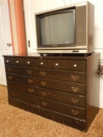 VINTAGE RCA TRINITRON ON CHEST OF DRAWERS