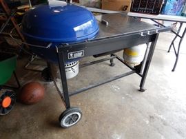 DELUXE WEBER KETTLE GRILL 