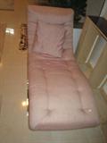 LOUNGE CHAIR