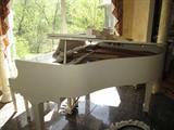 Ivory Gloss Baby Grand piano by Samick! Low mileage with snappy action!! Excellent condition! Comes with bench!