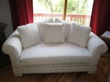 Brillant white love seat! Excellent condition! Perfect fit to any home!
