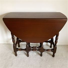 Lot 046
Vintage Mahogany Gateleg Drop Leaf Table