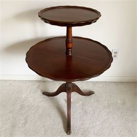 Lot 048
Vintage Mahogany Two-Tiered Pie Crust Tea Table