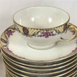 Lot 407
Vintage Elite Works Limoge France Cups & Saucers