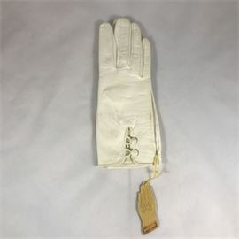 Lot 747
Vintage Cuanti Di Lusso Lady Gloves