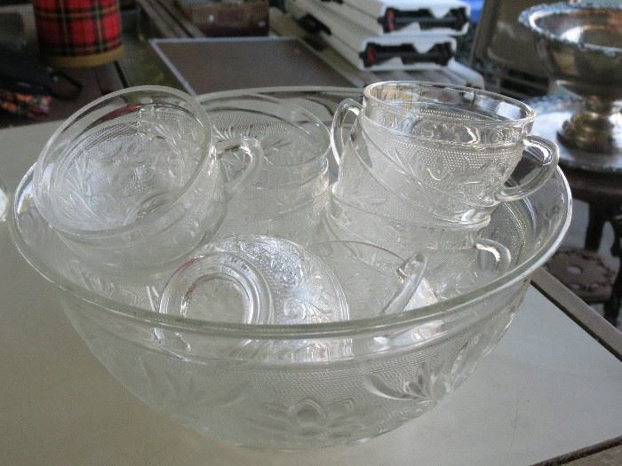ANCHOR HOCKING SANDWICH GLASS PUNCH BOWL AND CUPS.