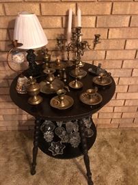Victorian round top parlor table with bobbin style legs
Circa 1890-