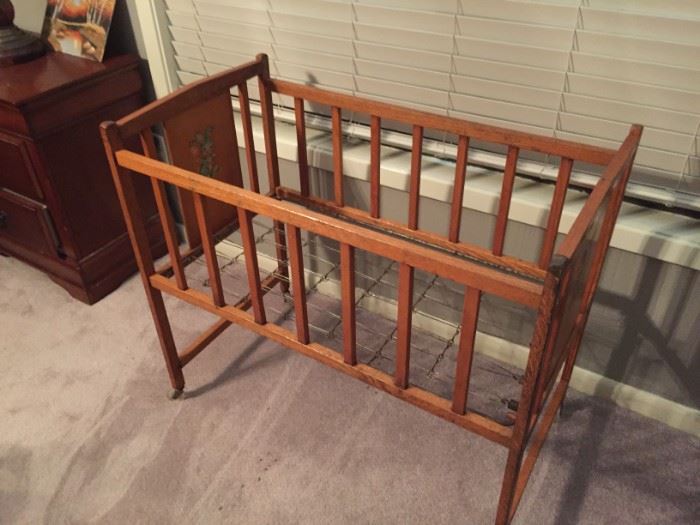 Vintage baby bed/bassinette