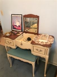 Dixie vanity with stool