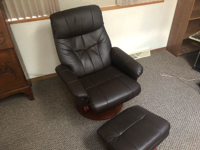 Leather Benchmaster reclining chair w/ottoman