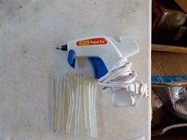 Hot glue gun with glue sticks WORKS