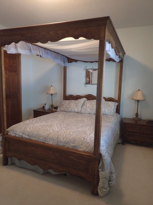 WOOD CARVED CANOPY BED / QUEEN / END TABLES / LAMPS / MIRROR