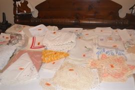 SO MANY VINTAGE LINENS