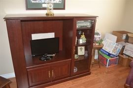 ENTERTAINMENT CENTER, FLAT SCREEN TV
