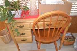 SINGER SEWING MACHINE AND CABINET