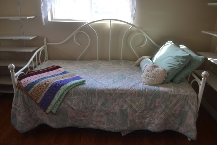 Day Bed with trundle mattress