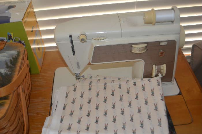 Singer Sewing Machine (small assortment of fabric)