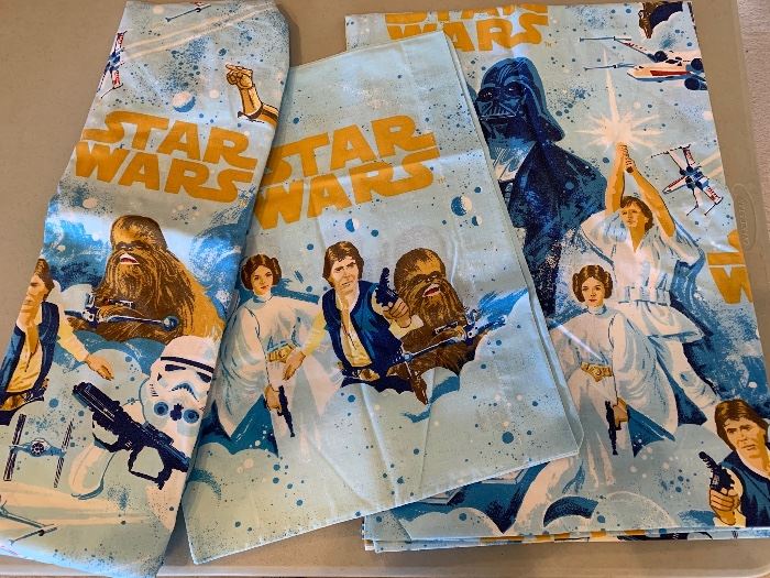 Original vintage Star Wars twin size sheet set with one pillow case, in excellent vintage condition 