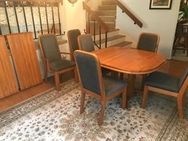 Oak Dining table w/ two leafs and six chairs. Rug