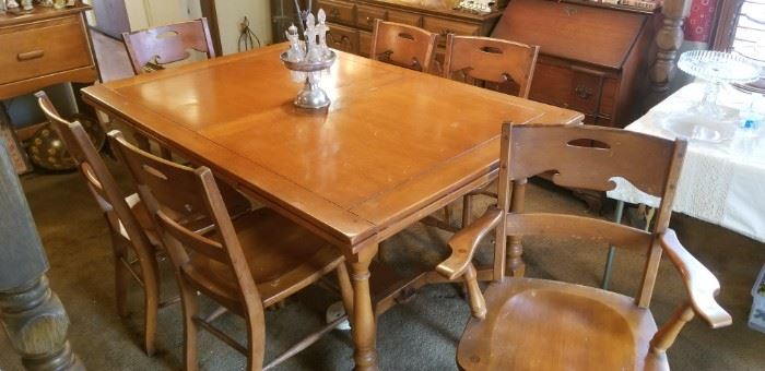 Lovely country style dining room table and 6 chairs