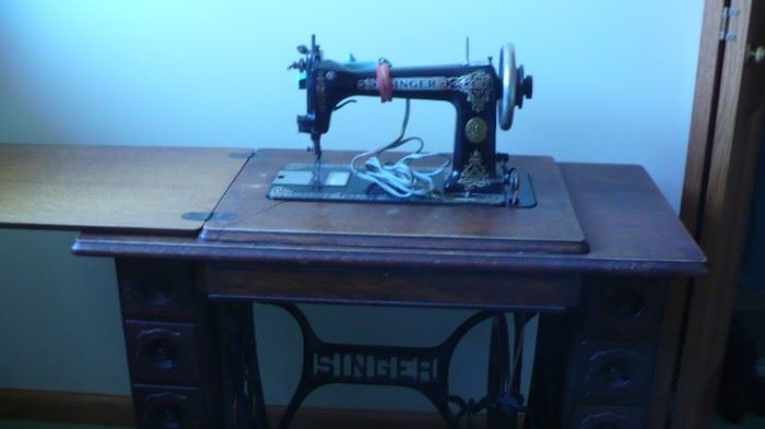 SINGER TREADLE SEWING MACHINE NICE CONDITION