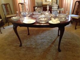 Broyhill table with 18" leaf and pads