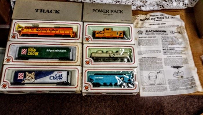 BACHMANN ELECTRIC TRAIN SET WITH INSTRUCTIONS AND ACCESSORIES