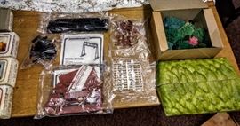 ACCESSORIES TO BACHMANN TRAIN:
TUNNEL,BRIDGE,TRESSEL,TELEPHONE POLES, SIGN POSTS,TREES 