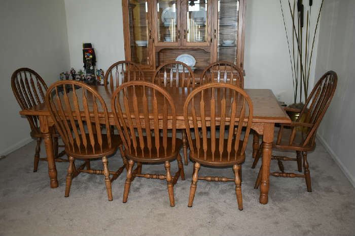BEAUTIFUL DINING TABLE W/8 CHAIRS