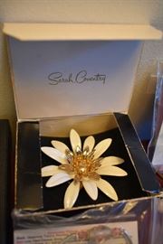 VINTAGE BROOCH
