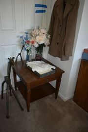 SIDE TABLE, METAL DOG STATUES