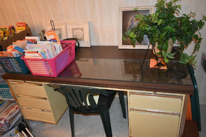 DESK, GREETING CARDS