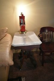 ACCENT TABLE (HAS BROKEN MARBLE TOP), LAMP