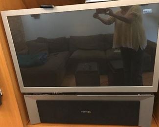 Toshiba   46" Projection TV  Mint!  the price will reflect that it is on the 3rd floor and weighs 175 pounds.