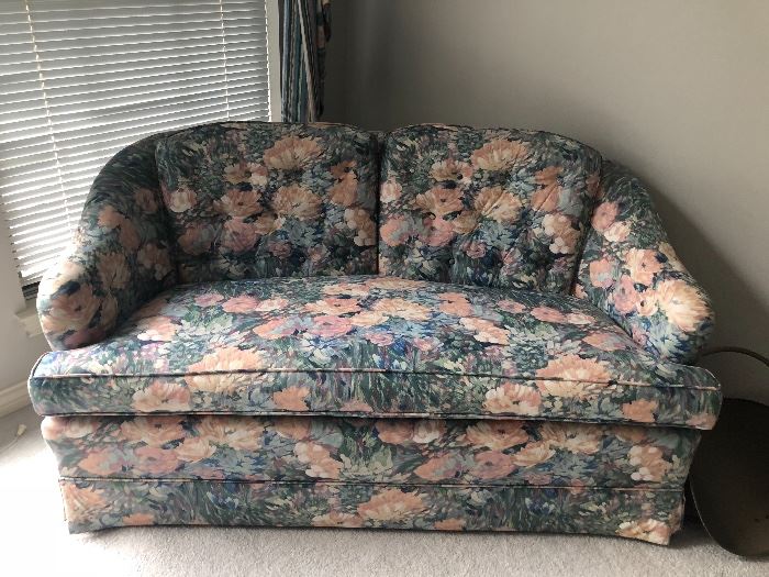 Floral loveseat in excellent condition