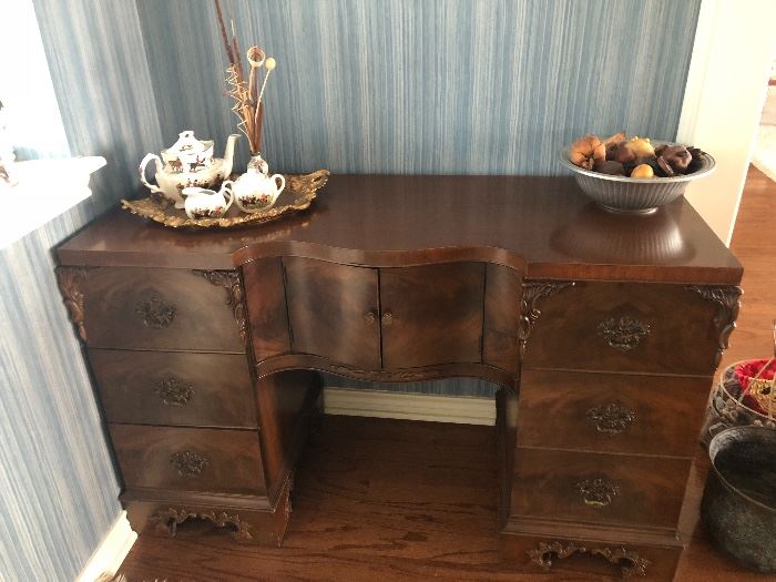 Gorgeous desk with amazing detail