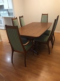 Beautiful Mid Century Ding Table with 4 side chairs, 2 arm chairs and 2 leafs.