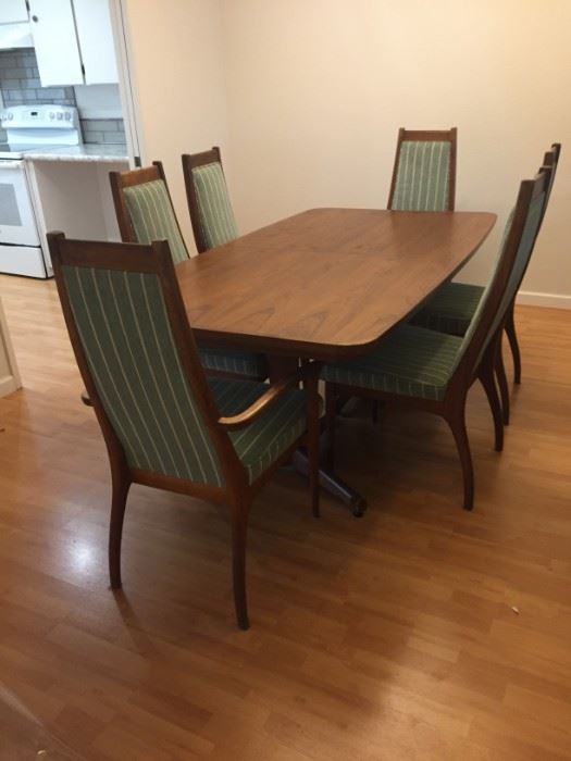 Beautiful Mid Century Ding Table with 4 side chairs, 2 arm chairs and 2 leafs.