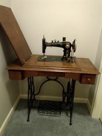Druid Sewing Machine - EXCELLENT condition 
