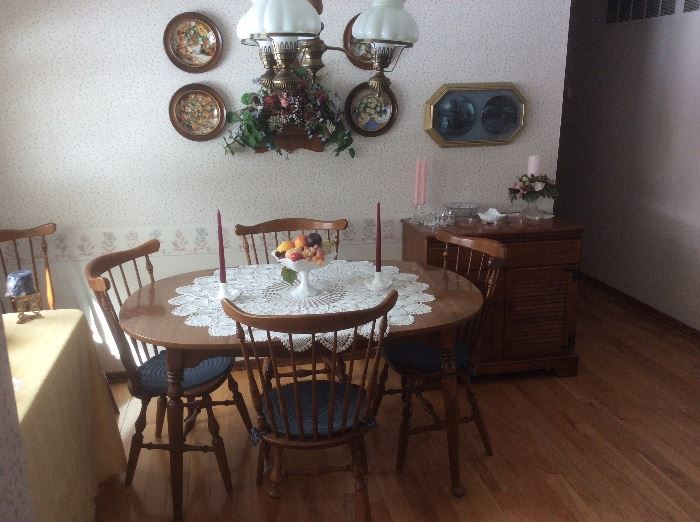 Very nice maple table and chairs