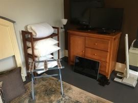 Pillows, luggage rack