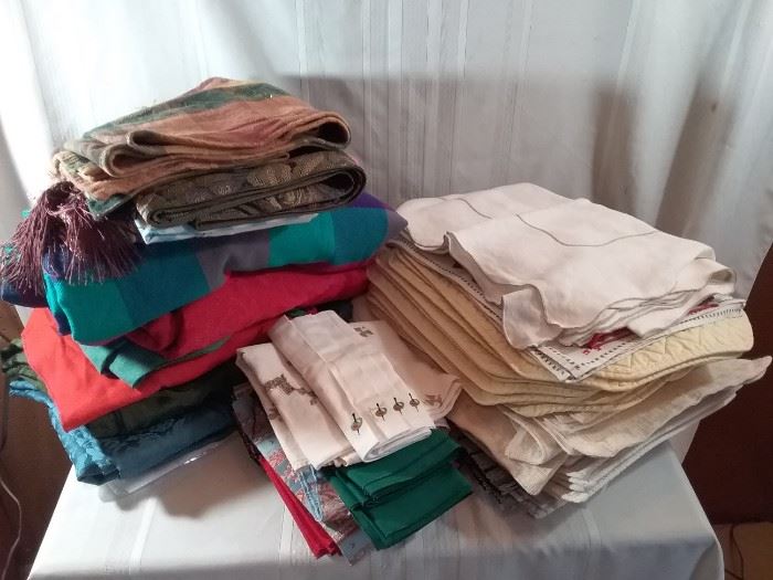 Large Assortment of Tablecloths, Napkins, and Placemats