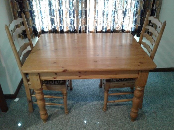 x2 Chairs and Table