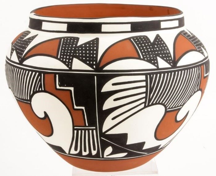 Lot 136 - Native American Acoma Olla Pot Signed by L.Keene