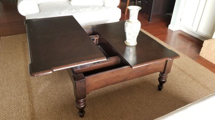 Coffee Table with lift for working or snacking